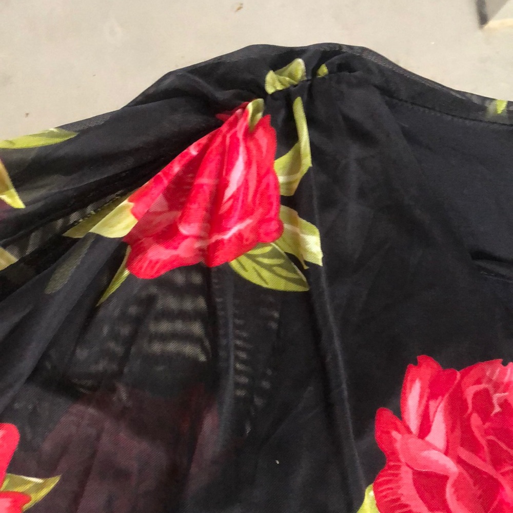 🌹 Tunic with Red Roses Print - Picture 4 of 6